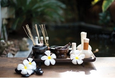 家长可以这样油压来帮助缓解孩子的胃胀气